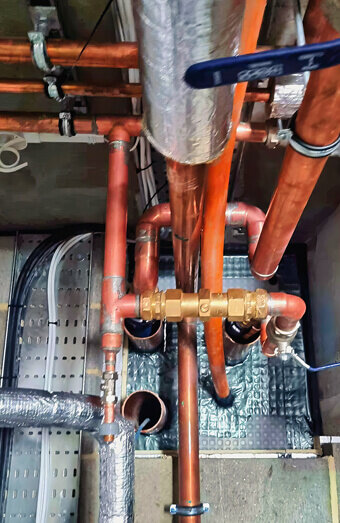 https://plumberincoogee.com.au/uploads/2025/06/commercial-plumbing-390382.jpg